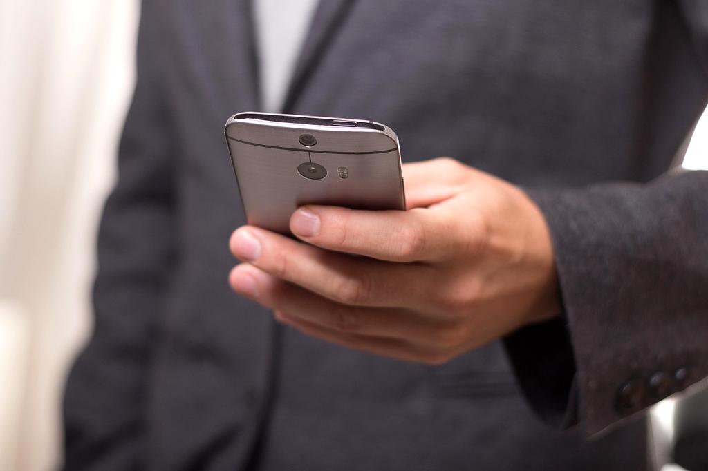 Ekspert od smartfonów podczas konsultacji