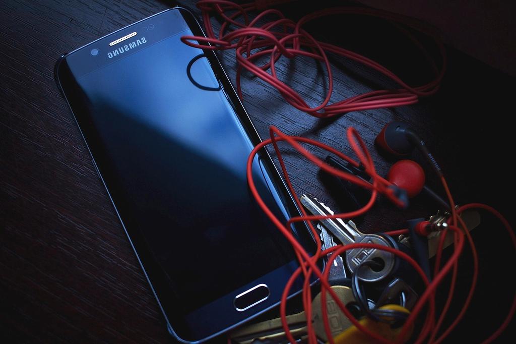 Smartfony na nowoczesnym stole