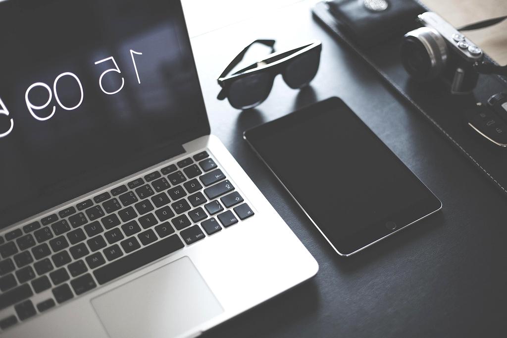 Elegancki tablet na nowoczesnym stole