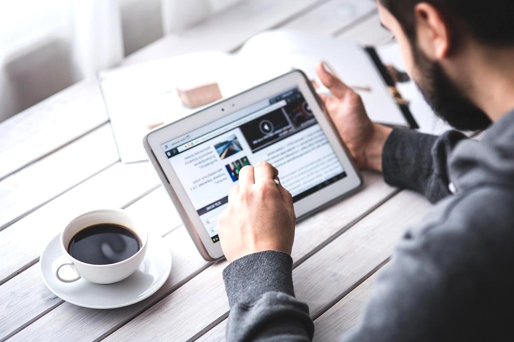 Nowoczesne urządzenia cyfrowe na eleganckim biurku